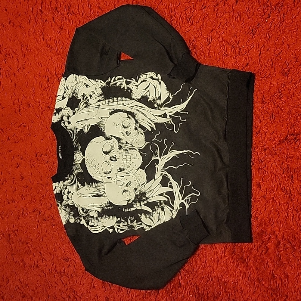**NEVER WORN** Black and white Skull Romwe crewneck sweatshirt men's size large